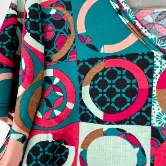 NWT LuLaRoe Classic T Geometric Print Women’s Large Short Sleeve Top Cherry Red - Picture 8 of 14